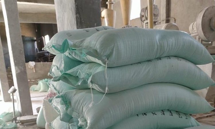ضبط صاحب مخبز قام ببيع 36.5 طن دقيق مدعم في السوق السوداء