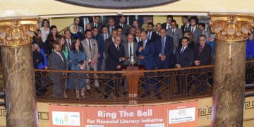 رئيسا الرقابة المالية والبورصة وقيادات سوق المال يفتتحون جلسة التداول احتفالا بأسبوع المستثمر العالمي