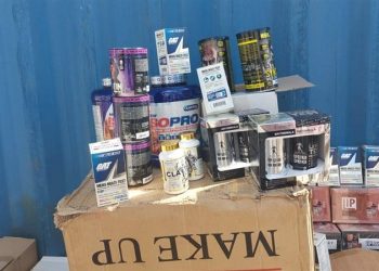 جمارك الدخيلة تحبط محاولة تهريب كميات كبيرة من الساعات الذكية ومستحضرات التجميل