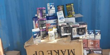 جمارك الدخيلة تحبط محاولة تهريب كميات كبيرة من الساعات الذكية ومستحضرات التجميل