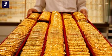 انخفاض في أسعار المعدن الأصفر تعرف علي التفاصيل