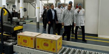 رئيس مجلس الوزراء يتفقد خط إنتاج جديد لشركة “شيبسي” للصناعات الغذائية