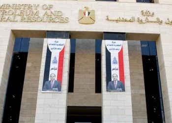 البترول تقرر منح علاوة سنوية للعاملين بشركاتها