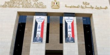 البترول تقرر منح علاوة سنوية للعاملين بشركاتها