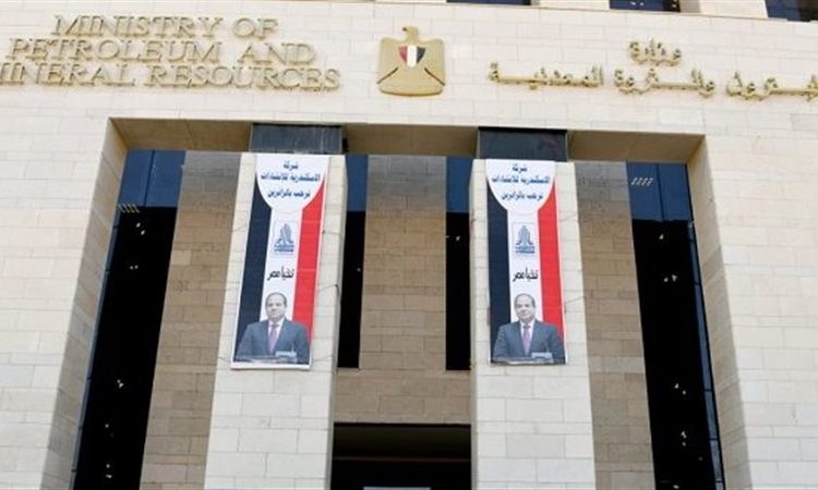 البترول تقرر منح علاوة سنوية للعاملين بشركاتها