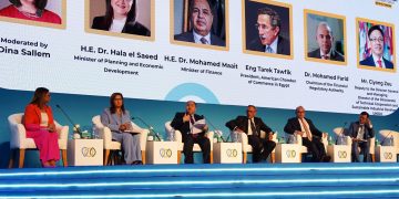 رئيس الرقابة المالية يشارك في الجلسة الرئيسية للمنتدى الأول للاستثمار البيئي والمناخي