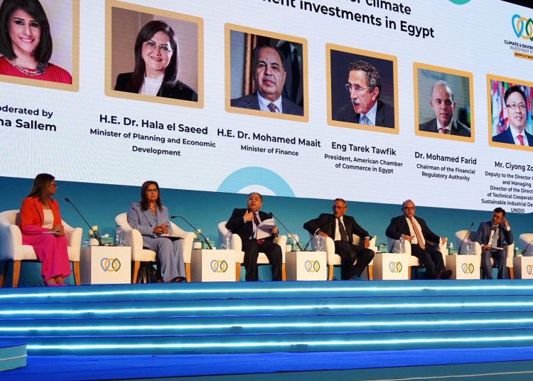 رئيس الرقابة المالية يشارك في الجلسة الرئيسية للمنتدى الأول للاستثمار البيئي والمناخي