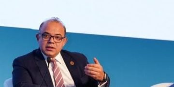 رئيس الرقابة المالية يشارك في الجلسة الرئيسية للمنتدى الأول للاستثمار البيئي والمناخي