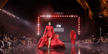 فى عرض أزياء بساحه برج ايفل،لوريال باريس يدعم السيدات للشعور بالثقه تحت شعار Walk Your Worth