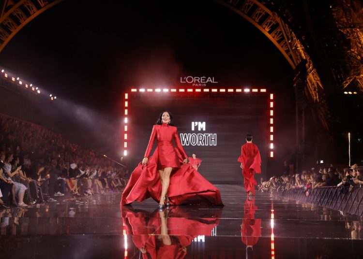 فى عرض أزياء بساحه برج ايفل،لوريال باريس يدعم السيدات للشعور بالثقه تحت شعار Walk Your Worth
