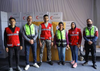 مؤسسة مصر بلامرض تتبرع بالأدوية والمستلزمات الطبية لأهالي غزة بالتعاون مع الهلال الأحمر