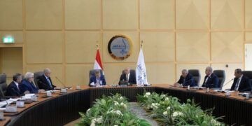 وزير النقل يبحث مع رئيس هيئة قناة السويس  سبل تعظيم وتنمية صناعة السفن في مصر
