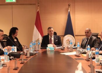 وزير السياحة والآثار يعقد اجتماعا لمناقشة سبل تطوير  السياحة النيلية في مصر