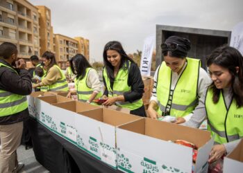موظفو شركة HDP يشاركون في تعبئة كراتين الخير الغذائية
