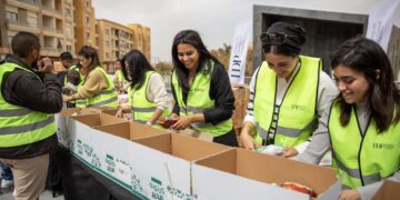 موظفو شركة HDP يشاركون في تعبئة كراتين الخير الغذائية