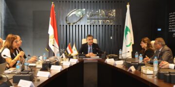 “رئيس البريد المصري” يلتقي ممثلي غرفة التجارة الأمريكية وكبرى شركات البريد السريع في مصر