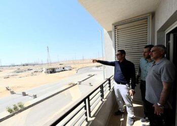 وزير الإسكان يتفقد شقق سكن لكل المصريين بالعاشر من رمضان
