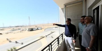 وزير الإسكان يتفقد شقق سكن لكل المصريين بالعاشر من رمضان