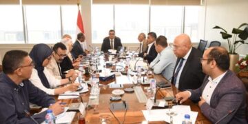 وزير الإسكان يتابع إجراءات وقف انقطاع المياه وتركيب العدادات بمدن “اكتوبر”