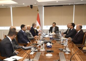 وزير الإسكان يتابع الموقف التنفيذى لمشروع أبراج الداون تاون وبحيرات العلمين