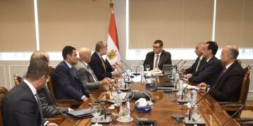 وزير الإسكان يتابع الموقف التنفيذى لمشروع أبراج الداون تاون وبحيرات العلمين