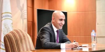 وزير التعليم يصدر كتابًا دوريًا بشأن تنظيم إجراءات تحصيل  مقابل أداء خدمة القيد والتسجيل والحفظ الإلكترونى