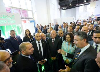 وزير التموين والتجارة الداخلية يتفقد جناح البريد في معرض اهلا مدارس