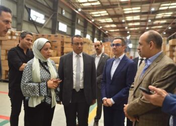 وزير الاستثمار والتجارة الخارجية يتفقد عدد من المصانع بالمنطقة الصناعية الحرة بالإسماعيلية