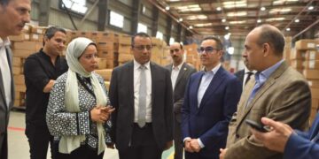 وزير الاستثمار والتجارة الخارجية يتفقد عدد من المصانع بالمنطقة الصناعية الحرة بالإسماعيلية