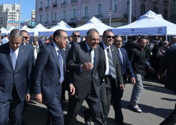 رئيس الوزراء يتفقد سوق اليوم الواحد بمحطة الرمل بالإسكندرية
