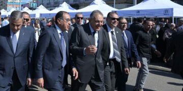 رئيس الوزراء يتفقد سوق اليوم الواحد بمحطة الرمل بالإسكندرية