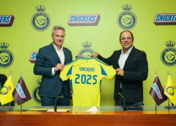 سنيكرز الراعي البلاتيني لنادي النصر السعودي لكرة القدم لموسم 2024/2025