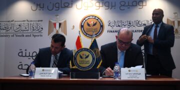 رئيس الرقابة المالية ووزير الشباب يوقعان بروتوكول تعاون لمتابعة الاستخدام الأمثل لتمويلات المشروعات