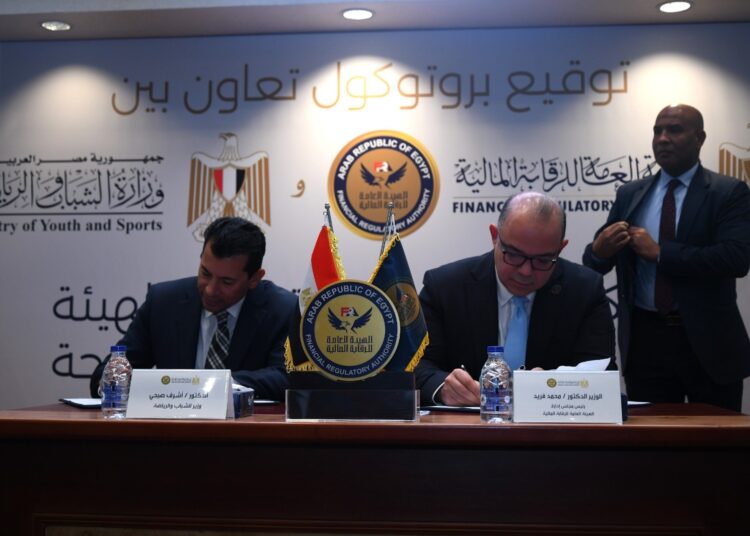 رئيس الرقابة المالية ووزير الشباب يوقعان بروتوكول تعاون لمتابعة الاستخدام الأمثل لتمويلات المشروعات