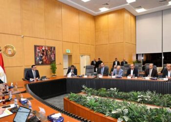 وزير الإسكان يتابع مع الشركات العاملة ب “العلمين الجديدة”الموقف التنفيذى للمشروعات 