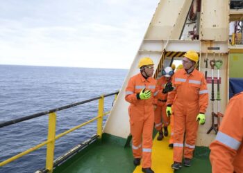 رئيس الوزراء يستمع لشرح حول قدرات الحفار “سايبم 10000” بموقع حقل ظهر للغاز الطبيعي شمال بورسعيد