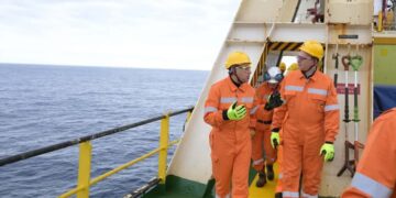 رئيس الوزراء يستمع لشرح حول قدرات الحفار “سايبم 10000” بموقع حقل ظهر للغاز الطبيعي شمال بورسعيد