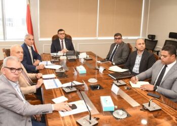 وزير الإسكان يتابع موقف أعمال صيانة الطرق والمحاور بالمدن الجديدة