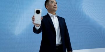 ريلمي تطلق أول هاتف في العالم يتغير لونه استجابة للبرودة ضمن  سلسلةrealme 14 Pro