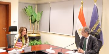  وزير الاتصالات يبحث مع سفيرة الولايات المتحدة تعزيز التعاون وجذب المزيد من الاستثمارات الأمريكية