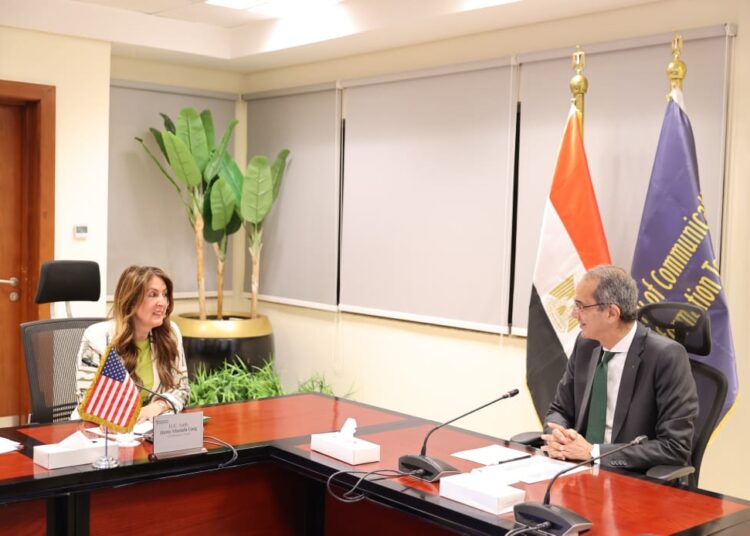  وزير الاتصالات يبحث مع سفيرة الولايات المتحدة تعزيز التعاون وجذب المزيد من الاستثمارات الأمريكية