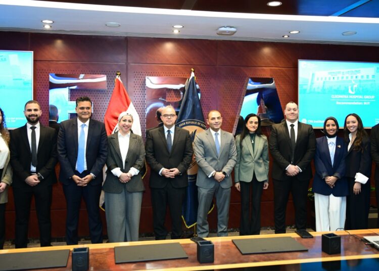 رئيس الرقابة المالية يلتقي الفائزين بتحدي بحوث جمعية خبراء الاستثمار (CFA Society Egypt)