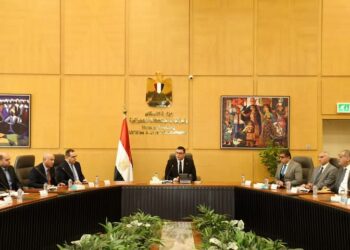 “وزير الإسكان” يلتقي مجموعة من المطورين وممثلي الكيانات العاملة بإقليم الساحل الشمالي الغربي