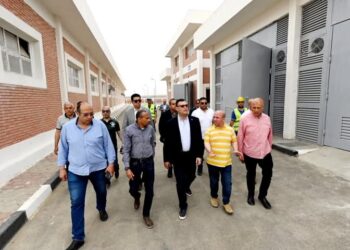 “وزير الإسكان” يتفقد محاور الطرق والبنية الأساسية ومشروع الإسكان المتوسط بمدينة بدر