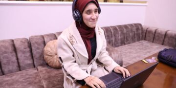 في استجابة لطالبة “النور للمكفوفين”..”وزارة الاتصالات”تسلم الطالبة “لابتوب” وتقدم لها منحة تدريبية في دراسة البرمجة