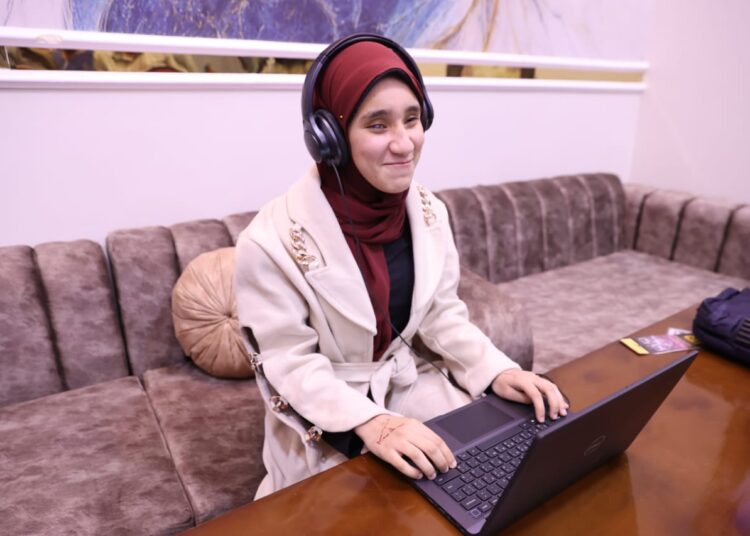 في استجابة لطالبة “النور للمكفوفين”..”وزارة الاتصالات”تسلم الطالبة “لابتوب” وتقدم لها منحة تدريبية في دراسة البرمجة