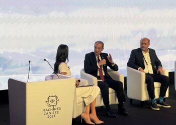 خلال فعاليات قمة”الآلات يمكنها أن ترى”..وزير الاتصالات : نتوسع فى البرامج التدريبية لدعم  مهارات الذكاء الاصطناعى