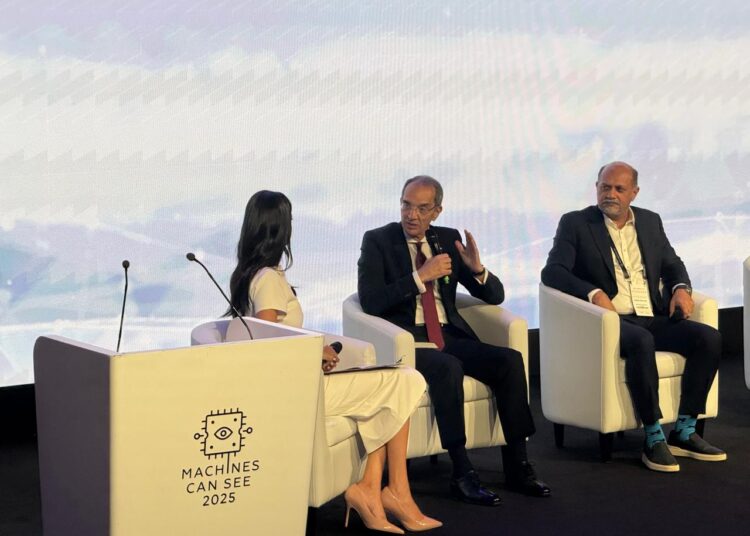 خلال فعاليات قمة”الآلات يمكنها أن ترى”..وزير الاتصالات : نتوسع فى البرامج التدريبية لدعم مهارات الذكاء الاصطناعى