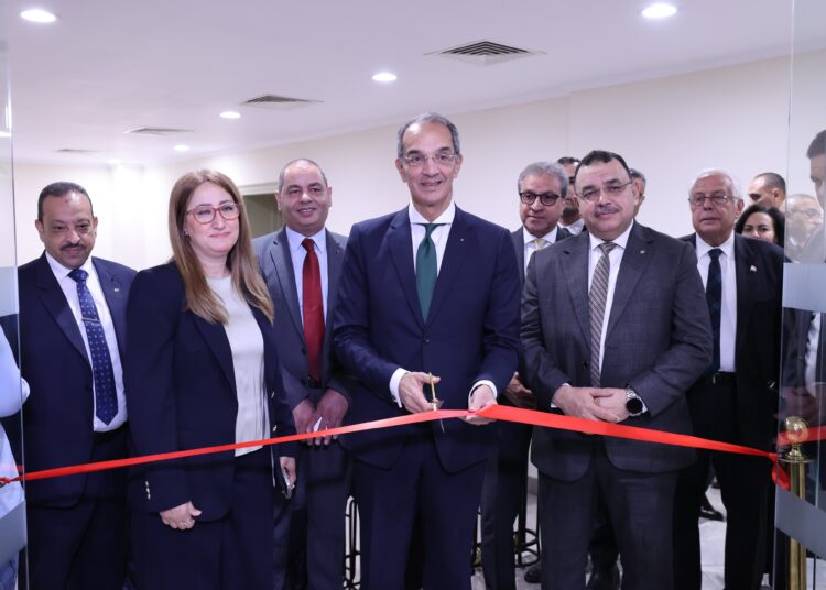 وزير الاتصالات يشهد احتفالية مرور 100 عام على اصدار أول طابع بريد تذكارى مصرى