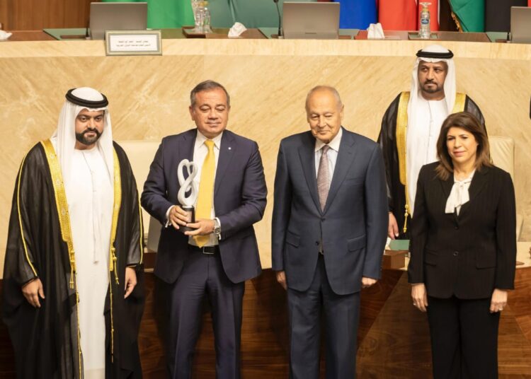 تكريم الرئيس التنفيذي والعضو المنتدب لمصرف«أبو ظبي الإسلامي- مصر»كأحد أبرز قادة الاستدامة المؤثرين في المنطقة